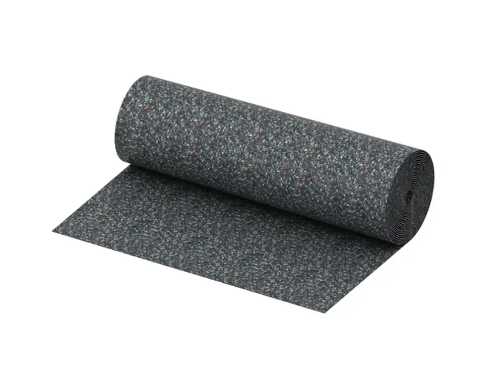 Rolle mit TECE-Schallschutzmatte in grauer Farbe, die eine strukturierte Oberfläche zeigt, teilweise abgewickelt und auf einem weißen Hintergrund platziert.
